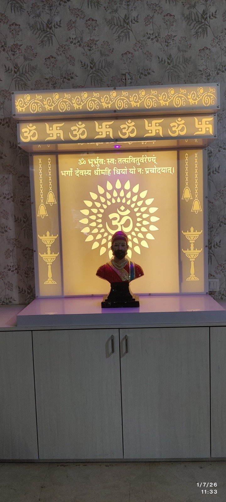 आधुनिक प्रकाशयोजनेसह आकर्षक देवघर